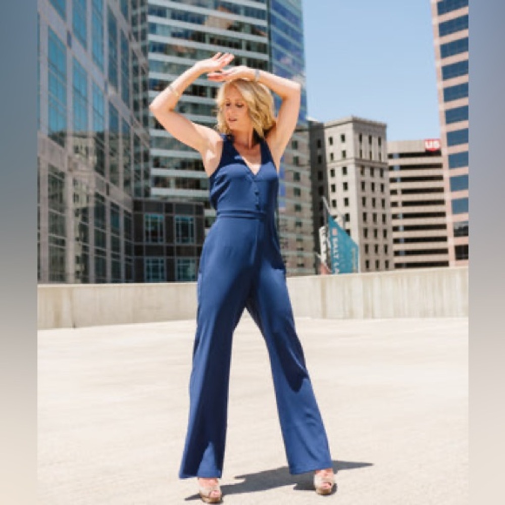 $128 Cupcakes And Cashmere navy  Solid  Crepe Jumpsuit Size small